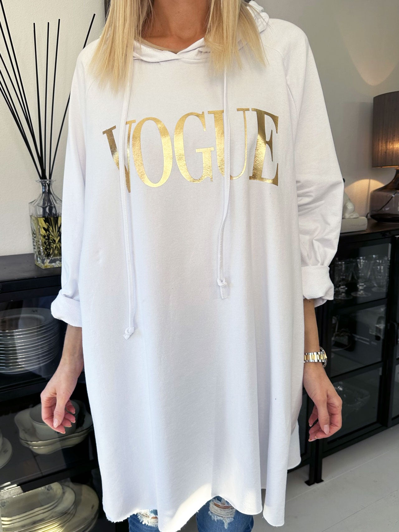 Cecilia - Sweatshirtklänning med luva och guldigt vogue-tryck